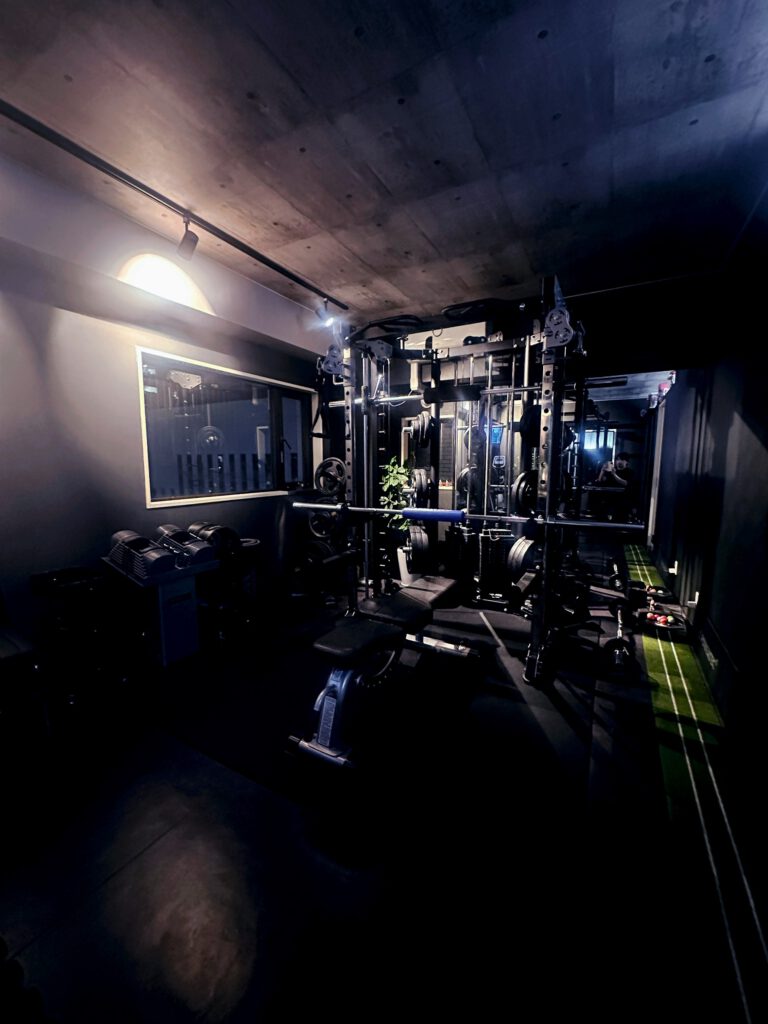 梅田  中津のパーソナルジムprivate gym LEONの完全個室トレーニングルーム　マシーン