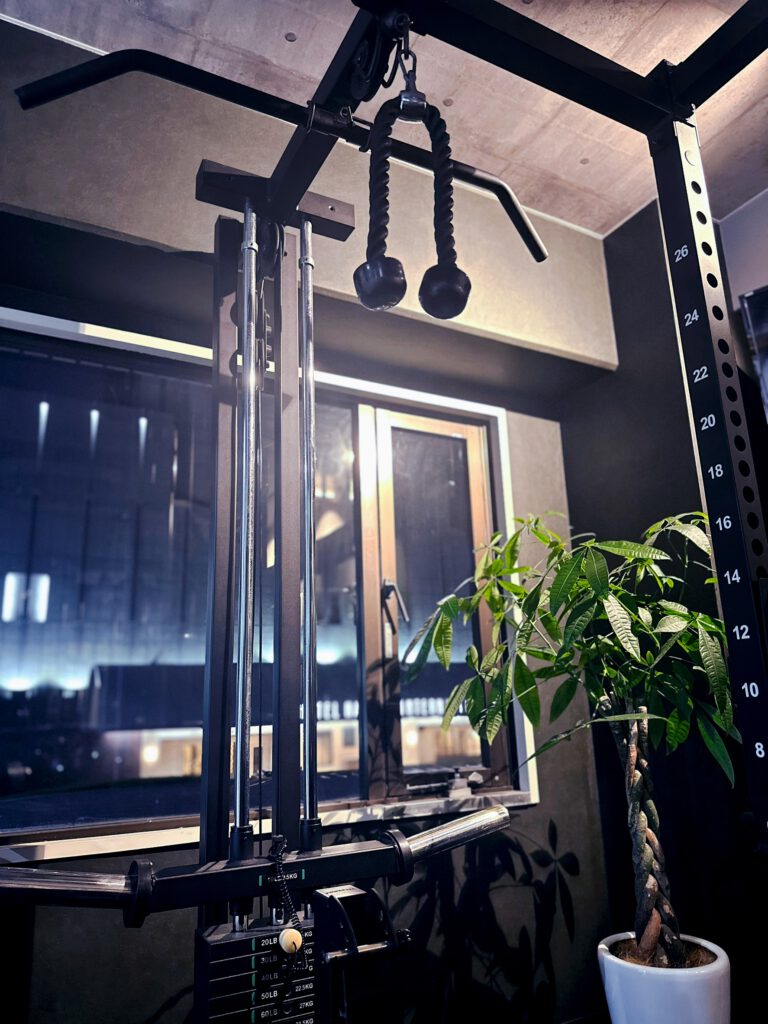 梅田  中津のパーソナルジムprivate gym LEONの完全個室トレーニングルーム　マシーン